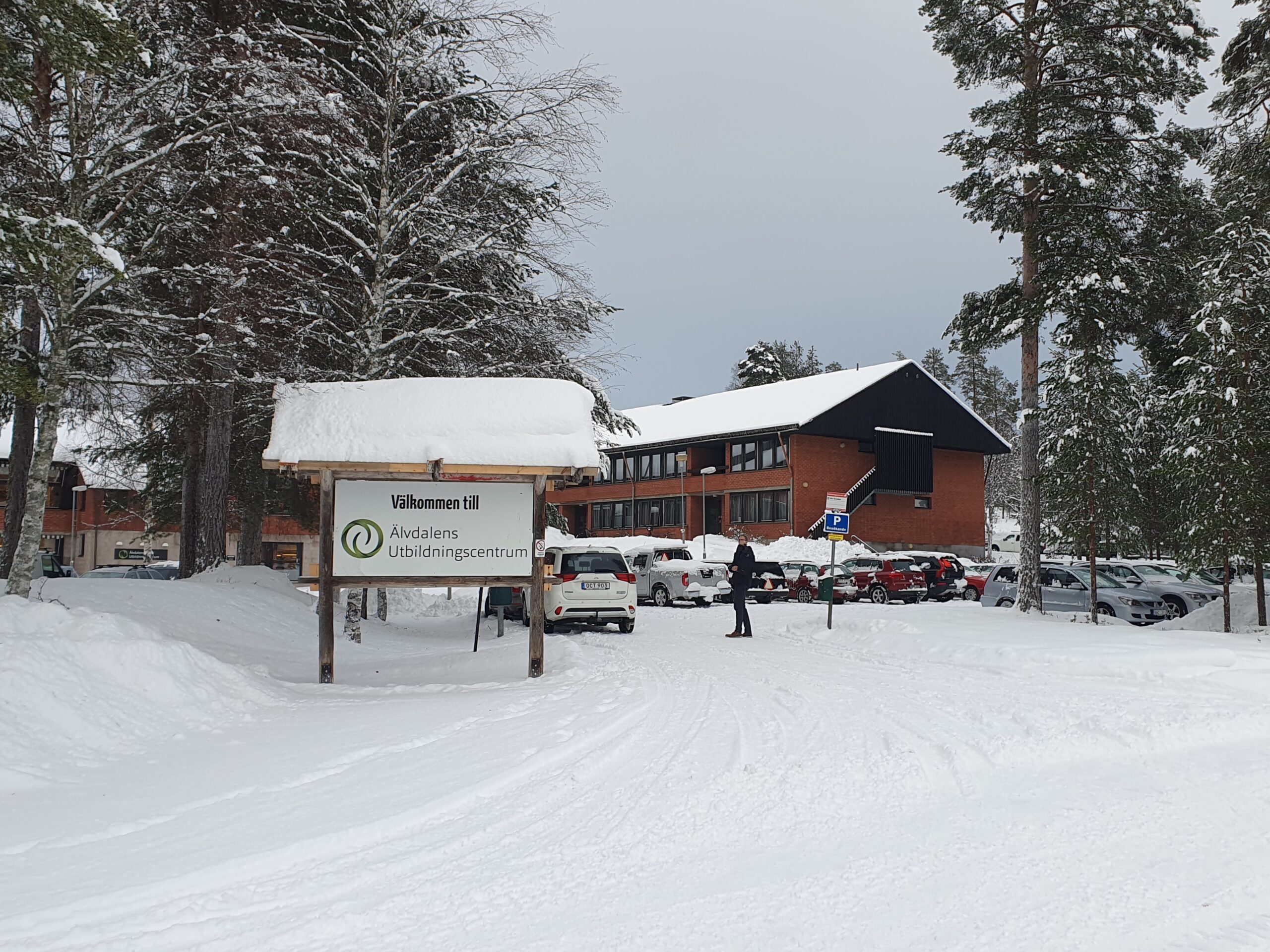 Entré till Älvdalens utbildningsscentrum, byggnader, snö.